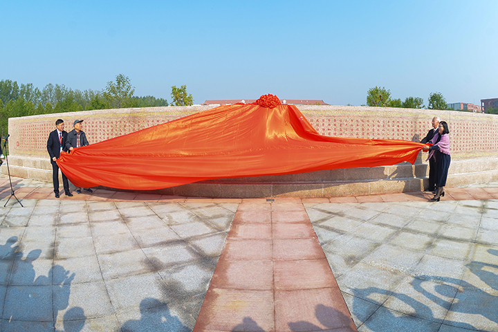 1621307637936785.jpg 尚海涛、杨小林、袁世鹰、马桂霞共同为历史文化园“理工赋”文化石揭幕.jpg