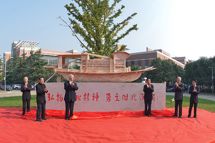 1621307630488185.jpg 出席领导和嘉宾共同为“弘扬红船精神、勇立时代潮头”红船雕塑揭幕.jpg