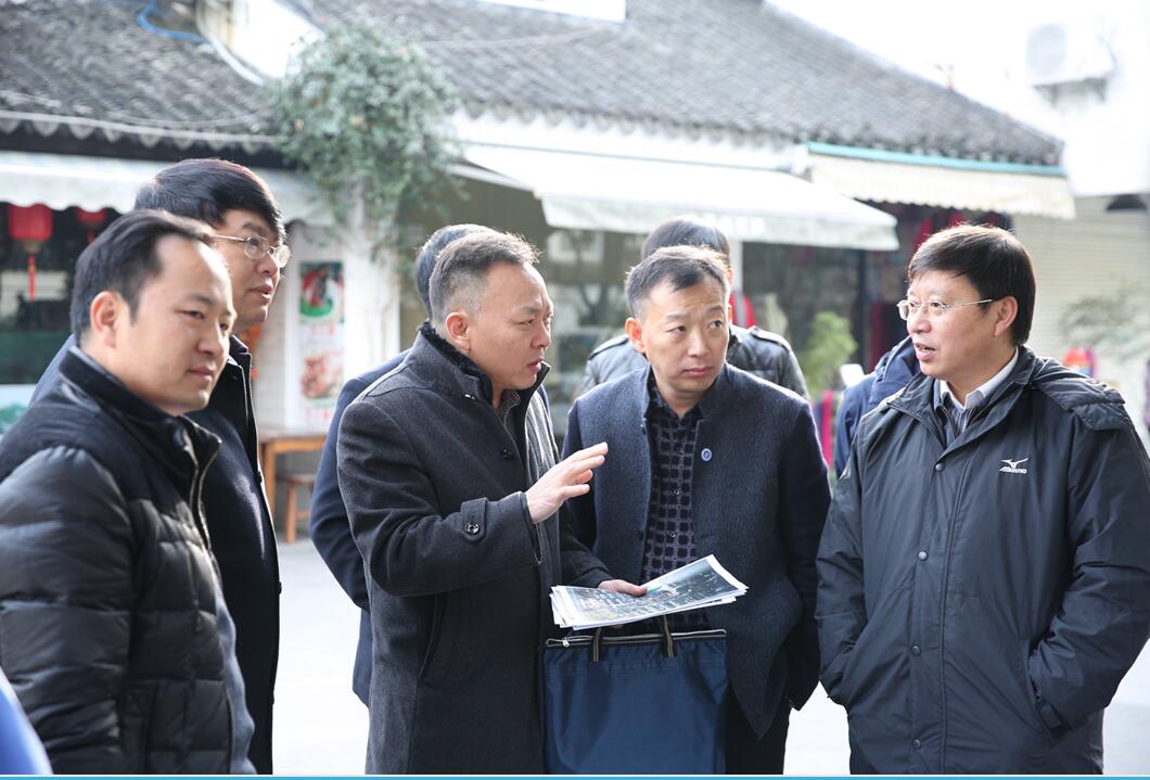 1513301409926990.jpg 1杨小林听取苏州校友汇报寻找平江路办学旧址过程.jpg