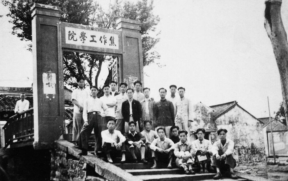 1513301530235857.jpg 3学校迁至苏州办学期间师生合影.jpg