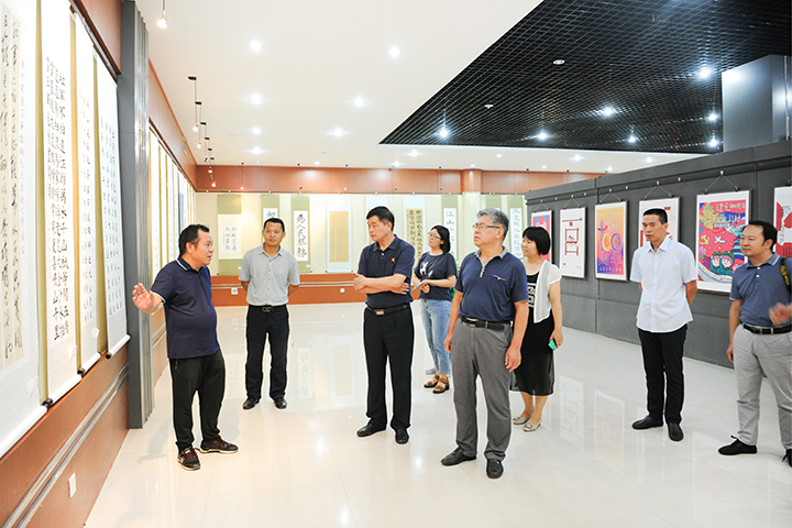 1625538724883825.jpg 副校长赵俊伟观展.jpg