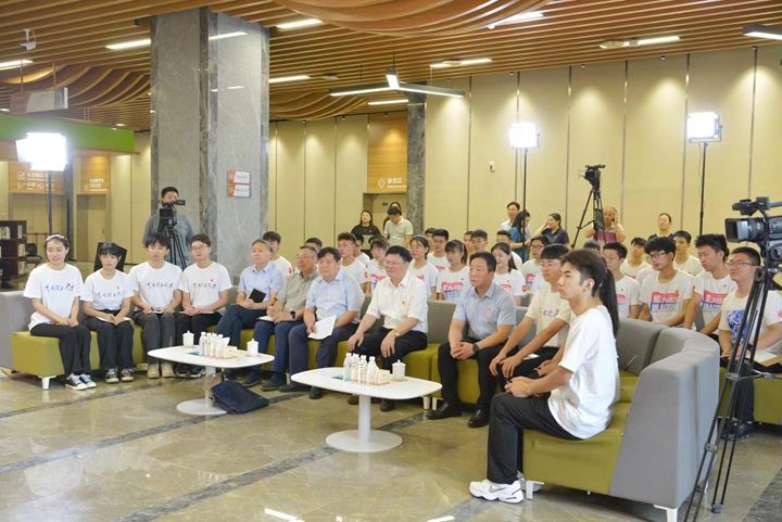 1624496372221346.jpg 校党委书记邹友峰、校党委副书记石培哲出席访谈活动.jpg