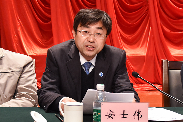 1524901669140464.jpg 4校党委副书记安士伟宣读获奖决定.jpg