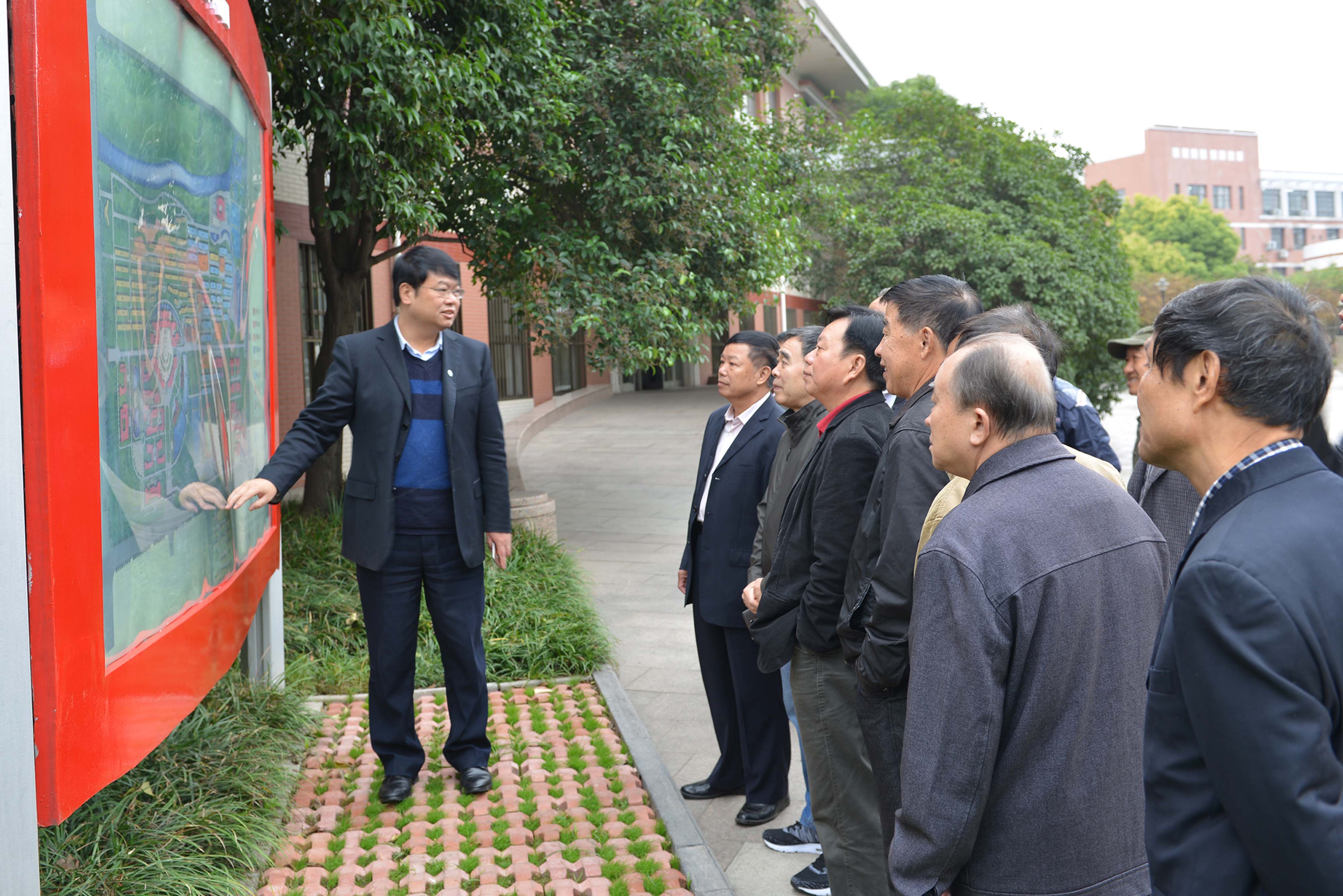 1509007223112592.jpg 4孟钟剑讲解新校区建设副本.jpg